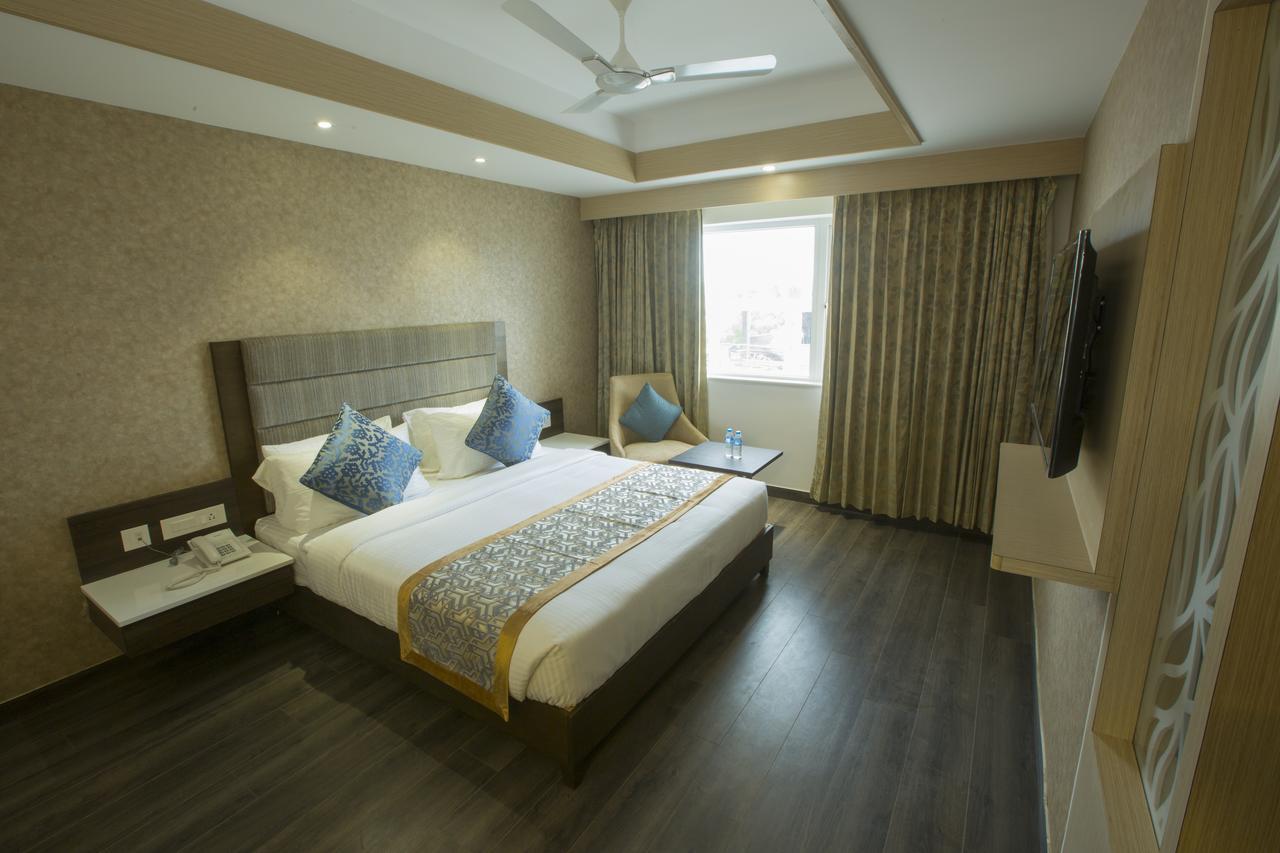 Hotel Saradha Grande Pudukkottai Esterno foto